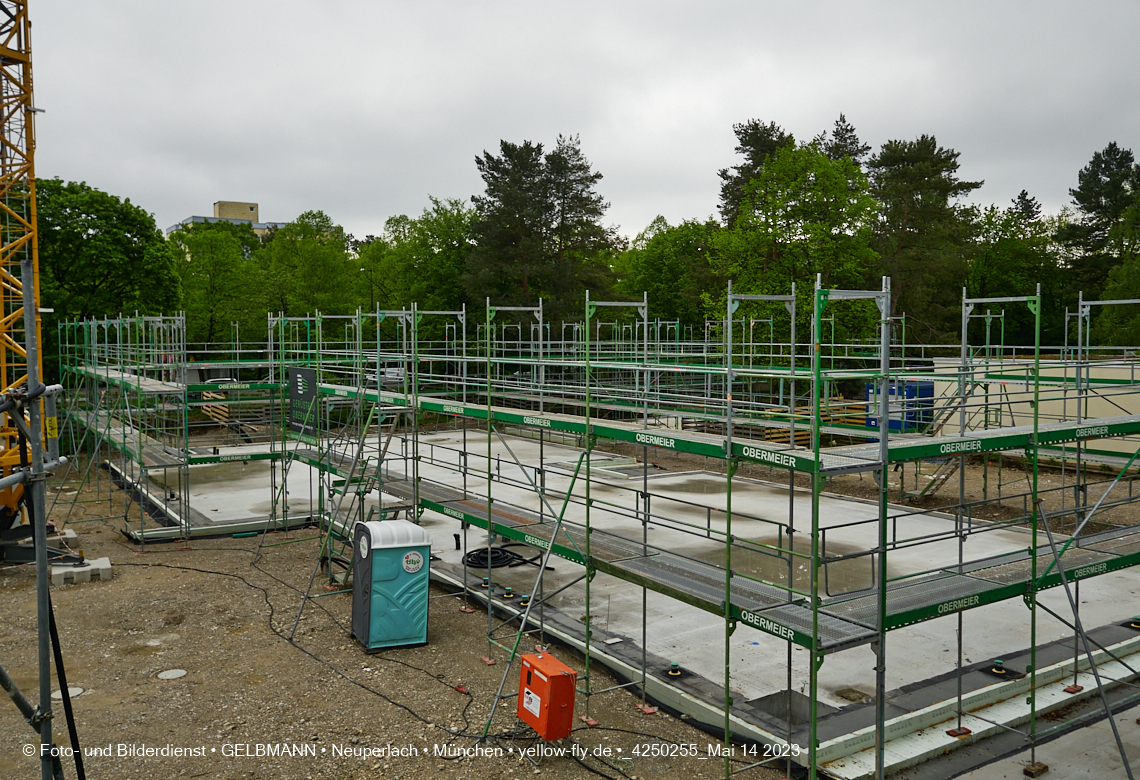 14.05.2023 - Ein Kran für die Baustelle Haus für Kinder in Neuperlach